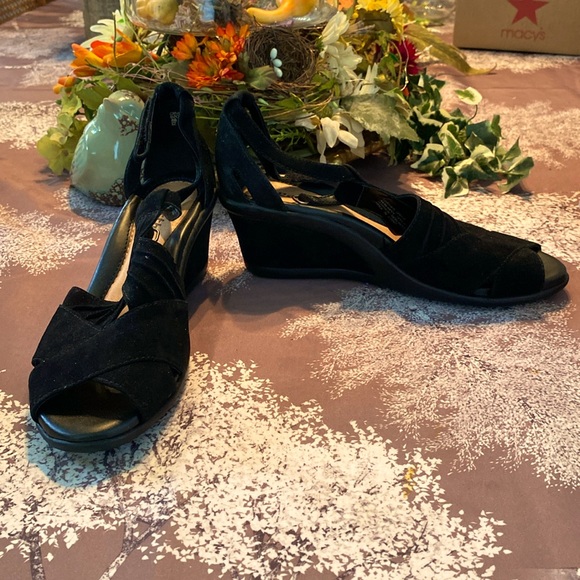 Sandals - Picture 1 of 9